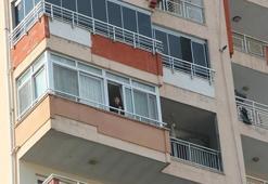 Bayrak töreninde İstiklal Marşı'na evlerinin balkonundan eşlik ettiler