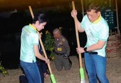 Tayland Kralı Vajiralongkorn elinde süpürgeyle cezaevini süpürdü
