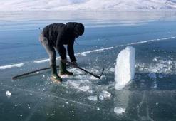 Çıldır Gölü'nde ailecek Eskimo usulü balık avı