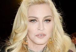 Ülke ülke gezen Madonna'ya seyahat tepkisi!