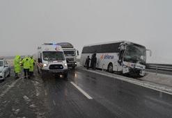 Kayganlaşan yolda yan yatan minibüsteki 11 kişi yaralandı