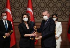 Yılın Kadın Oyuncusu Ebru Özkan oldu!