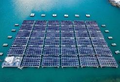 Dünyanın ilk yüksek rakımlı yüzer güneş enerjisi Alpler'de devreye girdi
