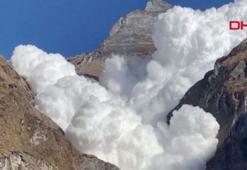 Himalayalar'da nefes kesen anlar! Felaket böyle görüntülendi