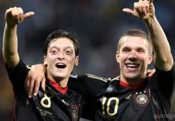 Podolski'den Mesut Özil'e 'Utanç vericiydi'