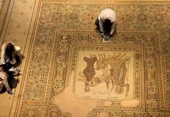 Zeugma Mozaik Müzesi'ndeki eserler, "cerrah" hassasiyetiyle temizlenerek geleceğe aktarılıyor