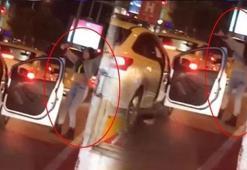 Trafikte şoke eden görüntü! Genç kız araçtan inip dans etmeye başladı