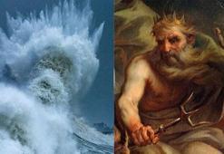 İnanılmaz görüntü! Dev dalgada Poseidon ortaya çıktı