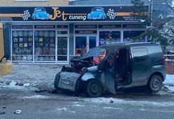 İş makinesine çarpan aracın şoförü hayatını kaybetti