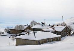 Şaşırtan görüntü! 1800 rakımdaki evler kara gömüldü