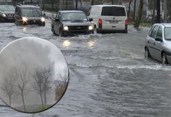 Bağcılar'da su borusu patladı! Yol göle döndü; moto kurye çukura düştü