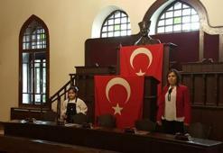Öğrenci ve öğretmenler, İstiklal Marşı'nı tarihi mekanlarda coşkuyla okudu