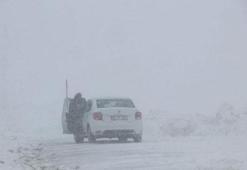 Çığ düştü, yol kapandı! Çalışmalar sürüyor
