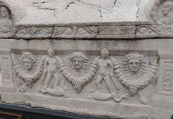 Medusa kabartmalı beddua yazılı lahit müzede sergileniyor