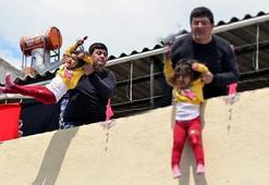 Kızını aşağı sarkıttı! 'Onun kanı akarsa büyü bozulacak'