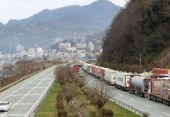 Sarp Sınır Kapısı'nda 20 kilometreyi geçen TIR kuyruğu