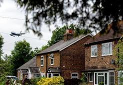 Londra'da dehşete düşüren olay! Uçaktan yolcu düştü...