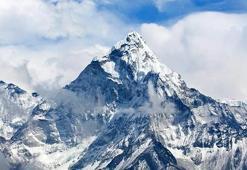 Everest Dağı'nda ilk Kovid-19 vakası görüldü