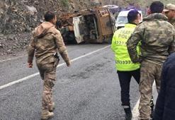 Hakkari-Van yolunda araç devrildi: Yaralı askerlerimiz var
