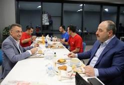 Cumhurbaşkanı Yardımcısı Oktay, işçilerle sahur yaptı