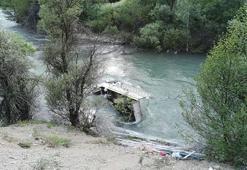 Tunceli'de kamyonet Munzur Çayı'na devrildi: 8 yaralı