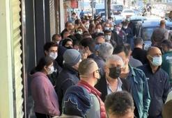 Ucuz tatlı almak isteyenler sabahtan sıraya girdi