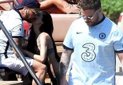 Sinan Akçıl'ı öpücüklere boğdu! 'Ricky Martin görünümlü Kadir İnanır gibiyim'