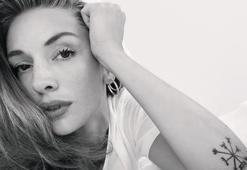 Yasemin Allen bikinili yatak pozu verdi, telefon detayı olay oldu!