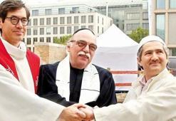 FETÖ'cülerle kol kola girdi! Berlin'de skandal