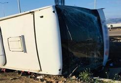 Lastiği patlayan yolcu otobüsü devrildi! Yaralılar var