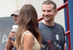 Bradley Cooper'dan Irina Shayk'a hayran bakışlar