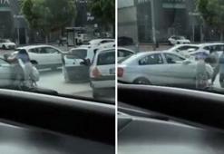 Trafiğin ortasında kadınlar birbirine girdi! Şoke eden anlar