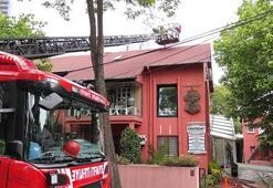 Beşiktaş'ta dişçi olarak kullanılan binanın çatısında yangın!