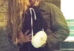 Johnny Depp'in kızı Lily Rose Depp gece yarısı sokak ortasında öpüşürken yakalandı