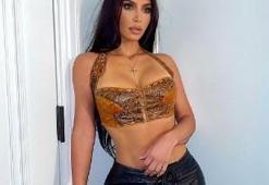 Kim Kardashian tanga bikinisini giyip plajda kıvrımlarını sergiledi