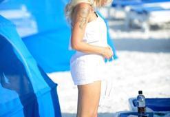 Playboy modeli Bella Bunnie Amor transparan bikinisiyle şok etti!