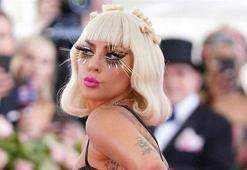 Lady Gaga tanga bikinisiyle güneşlendi!