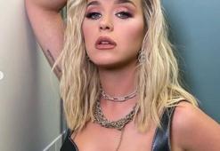 Katy Perry, klozetin tepesine çıktı ve poz verdi!