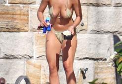 Rita Ora'nın bikinisi açıldı! Ora,farketmedi...