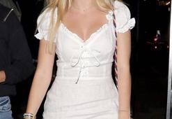 Lottie Moss yarı çıplak pozlarını satışa çıkardı!