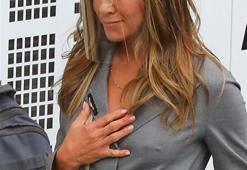 Sete sütyensiz gitti ,olanlar oldu! Jennifer Aniston’un zor anları...