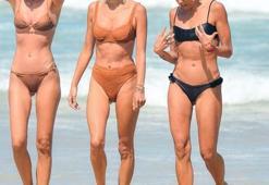 Alessandra Ambrosio arkadaşlarıyla keyif yaptı