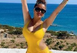 Salma Hayek yeni yılı bikinili pozuyla karşıladı!