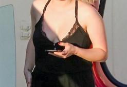 Ariel Winter aracını şarj ettirdi! İçine oturup...