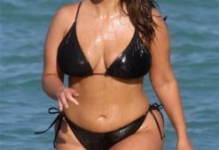 Ashley Graham ayna karşısında çırılçıplak!