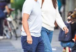 Katie Holmes bambaşka biri oldu! Öpmeden duramıyor