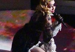Madonna üstsüz poz verdi! Yer yerinden oynadı...