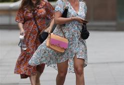 Kelly Brook güle oynaya işine döndü!