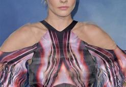Cara Delevingne telefon numarasını takipçileriyle paylaştı