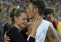 Mesut Özil'in sevgilisi Mandy Capristo, Özil'i sildi!